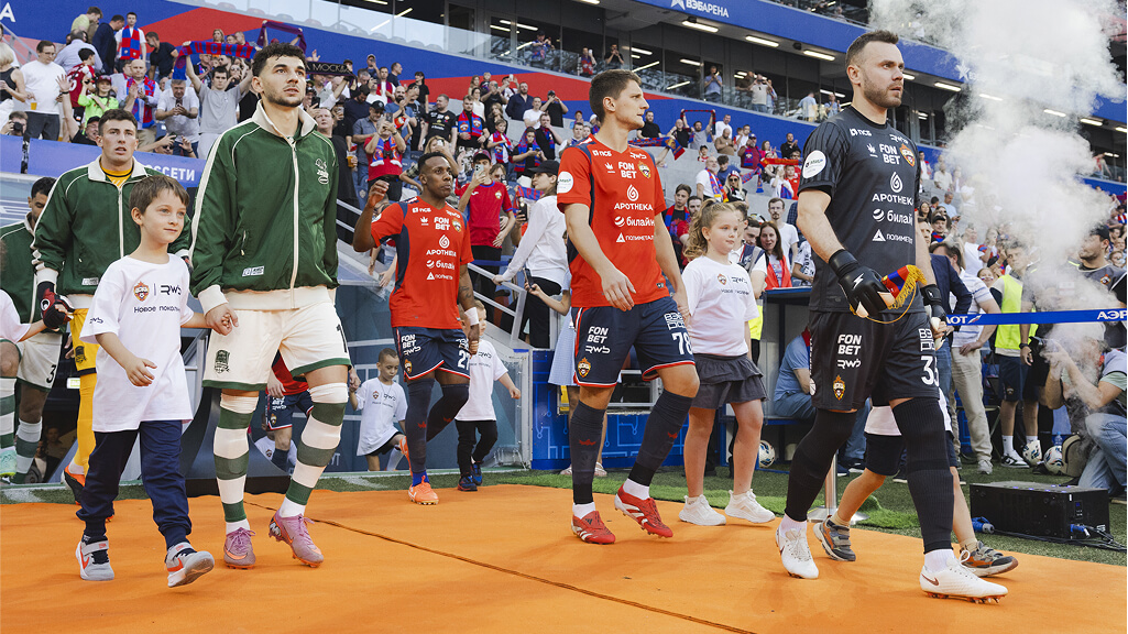 Вывод игроков на поле детьми сотрудников RWB